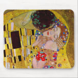 Kyss av Gustav Klimt, Vintage Art nouveau Musmatta<br><div class="desc">Den ultimata målningen av kärlek, en vacker design för att fira Alla hjärtans dag med! Kiss (detalj) (1907-1908) av Gustav Klimt är en vintage av Viktorian Era Symbolism bra art kärlek och romantik som har ett romantiskt par i olika nyanser av guld, mönster och symboler och som delar en kyss...</div>