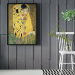 Kyss av Gustav Klimt, Vintage Art nouveau Poster<br><div class="desc">Kiss (Der Kuss) (1907/08) av Gustav Klimt är förmodligen hans mest berömd arbete. Klimt började arbeta med det 1907 och det är höjdpunkten i hans så kallade "gyllene period". Kiss är en vintage av bran Viktorian Era Symbolism i kärlek och romantik, med ett romantiskt par i olika skuggor av guld,...</div>