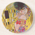Kyss av Gustav Klimt, Vintage Art nouveau Underlägg<br><div class="desc">Den ultimata målningen av kärlek, en vacker design för att fira Alla hjärtans dag med! Kiss (detalj) (1907-1908) av Gustav Klimt är en vintage av Viktorian Era Symbolism bra art kärlek och romantik som har ett romantiskt par i olika nyanser av guld, mönster och symboler och som delar en kyss...</div>