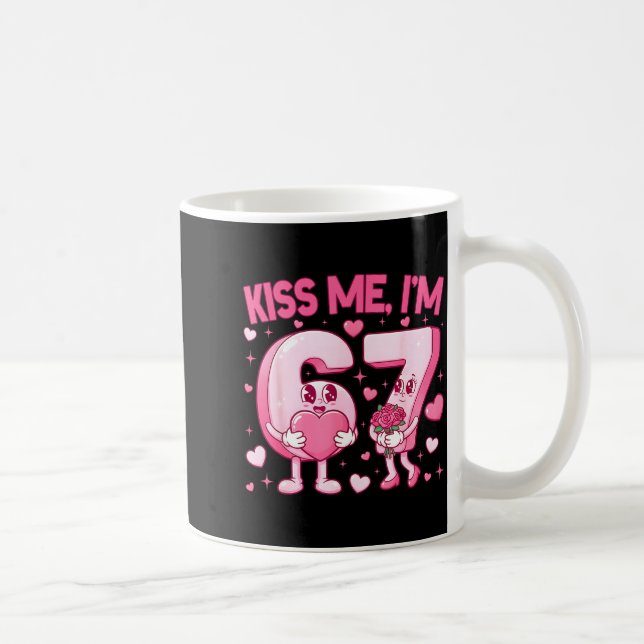 Kyss mig, jag är 6 7 Söt Rolig 67 Meme Födelsedag  Kaffemugg (Höger)