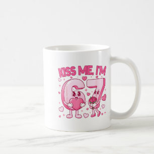 Kyss mig jag är 6 7 Söt Rolig 67 Meme Födelsedag V Kaffemugg