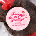 Kyss miss Adjhelorette Party Favor Runt Klistermärke<br><div class="desc">Lägg till charm till din händelse med Personligen Kiss the Miss Adjhelorette Party Favor Classic Round Sticker. Perfekt för en kyss på miss adjö-temat, det kompletterar kyss fröken adjö-bachelorette och kyss fröken möhippa party idéer. Idealisk för ett valentines-filtparti, rött och rosa-bachelorette-parti, full i kärlek-bachelorette, vegas bachelorette-parti eller ett rosa-bachelorette-parti firande!...</div>