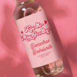 Kyss miss Adjhelorette Party Favor Vinflaska Etikett<br><div class="desc">Lägg till en charm till ditt vegas-parti eller tur i kärlek bachelorette firande med den här Personligen Kiss the Miss Adjhelorette Party Favor Vin-etikett. Perfekt för ett rött och rosa bachelorette-partitema, det är idealiskt för en kyss, kyss miss adjö-bachelorette eller kyss miss adjö-möhippan. Fira i stil vid ett berusat i...</div>