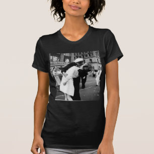 Kyssa den legendariska kyssen för krig Goodbye T Shirt