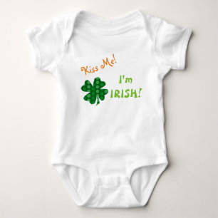 Kyssa mig den irländska Polkadot shamrocken T Shirt