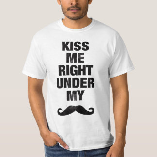 Kyssa mig under min mustaschutslagsplatsskjorta tee