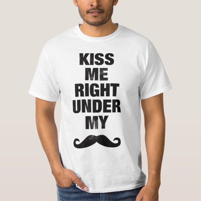 Kyssa mig under min mustaschutslagsplatsskjorta tee (Framsida)