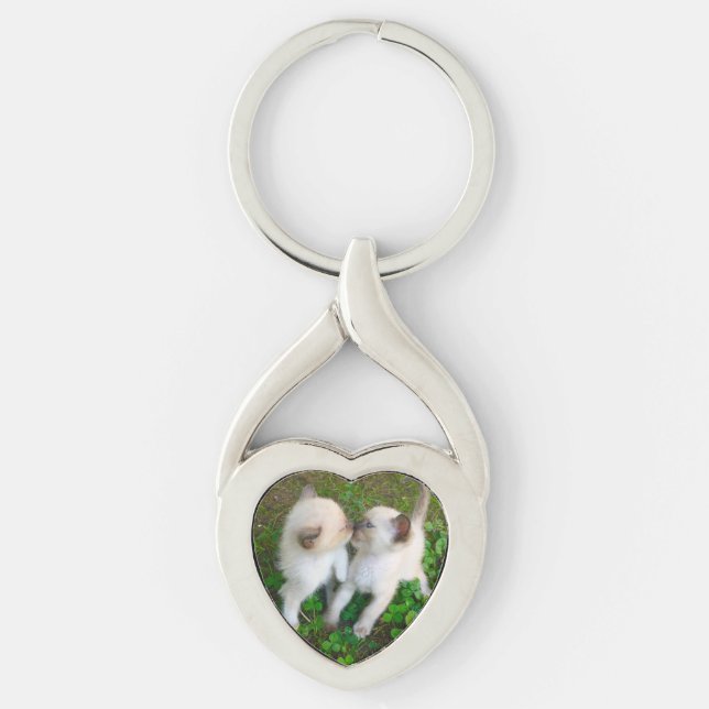 Kyssande kattungar twisted heart silverfärgad nyckelring (Framsidan)