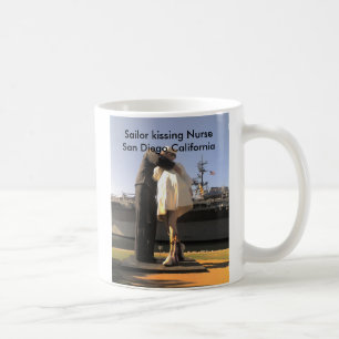 Kyssande sjuksköterska för sjöman i San Diego Kaffemugg