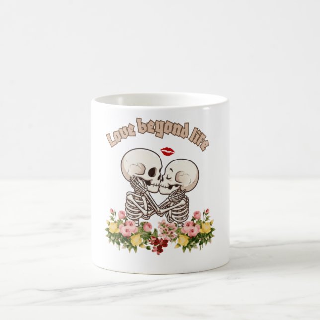 Kyssande skelettpar med blomster gotik kaffemugg (Center)