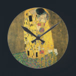 Kyssen - Gustav Klimt Rund Klocka<br><div class="desc">Denna är en vintagemålning som betitlas "kyssen" av Gustav Klimt.</div>