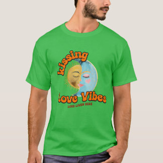 kysser kärlek vibrationer kärlek bor här pojke t shirt