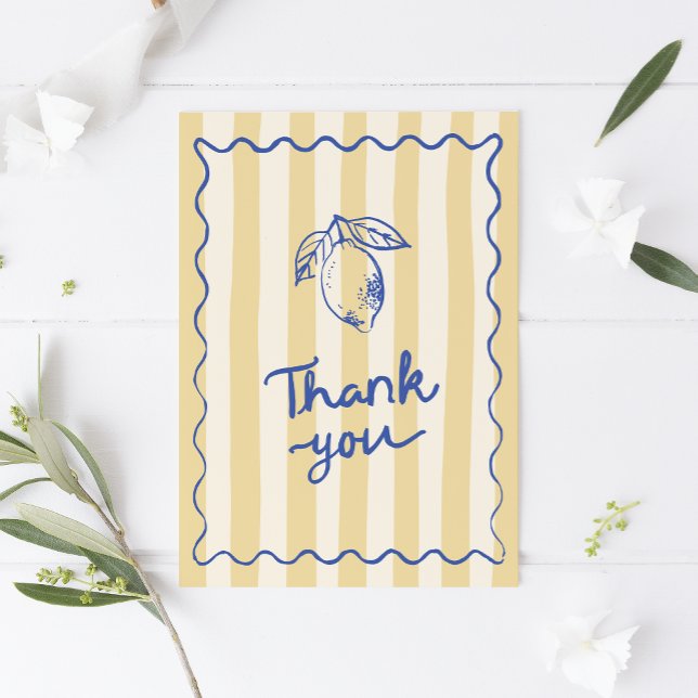 La Dolce Vita Citron Italiensk Bröllosdusch Tack Kort (Bridal Shower Thank You card with yellow striped background, wavy border and lemon illustration)