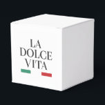 La Dolce Vita Favor Box Presentaskar<br><div class="desc">Fånga charmen från italienska firande med "La Dolce Vita"-favoritrutan. Med tidlös svart typografi och Italiens klassiska grönt och röda accents tillför den här rutan sofistikering till bröllop, party och specialtillfällen. Idealisk för favoriter, keepsakes eller små presenter är det ett snyggt sätt att det ljuva livet och skapa varaktiga minnen för...</div>