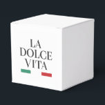 La Dolce Vita Favor Box  Presentaskar<br><div class="desc">Fånga charmen hos italienska firanden med "La Dolce Vita"-favoritlådan. Med tidlös svart typografi och Italiens klassiska gröna och röda accenter tillför denna låda sofistikering till bröllop, fester och speciella tillfällen. Perfekt för presenter, souvenirer eller små gåvor, är det ett stilrent sätt att dela det söta livet och skapa varaktiga minnen...</div>