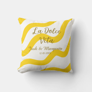 La Dolce Vita gul bröllopspar Namn datum glitter Kudde