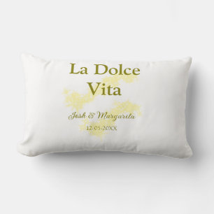 La Dolce Vita gul bröllopspar Namn datum glitter Lumbarkudde