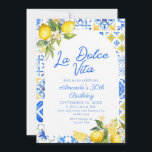 La Dolce Vita Italienska Lemon elegent 30års födel Inbjudningar<br><div class="desc">Fira i stil med eleganten "La Dolce Vita" födelsedagsinbjudan,  perfekt för vuxens födelsedagar. Med en chic Medelhavsbricka i mönster i blått,  vitt och gult,  ömtåligt citron i grenar och mjuka neutralter blandar den här designen modern elegans med italiensk charm.</div>
