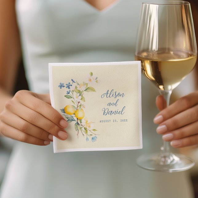 La Dolce Vita Lemon Blommigt Bröllop Napkins Pappersservett (Elegant lemon branch napkins that bring charm to drinks and appetizers.)