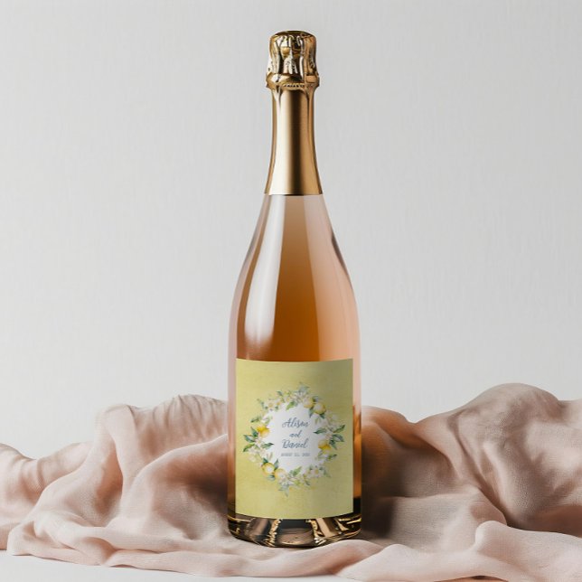 La Dolce Vita Lemon Bröllop Vin Flaska Vinflaska Etikett (Dress up your wine bottles with custom labels that wow guests at your wedding.)