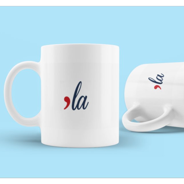 "LA för Kamala Harris. Vitt, Rött, Blått Färg. Kaffemugg (Skapare uppladdad)