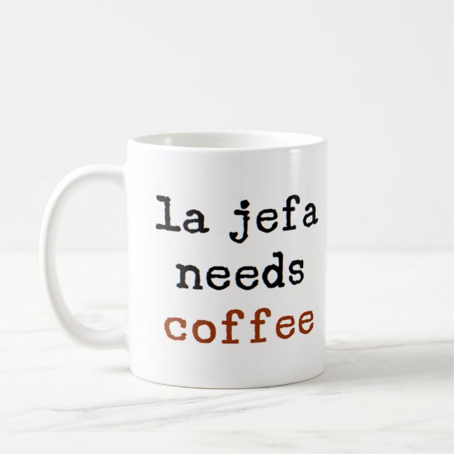 la jefa needs coffee kaffemugg (Vänster)