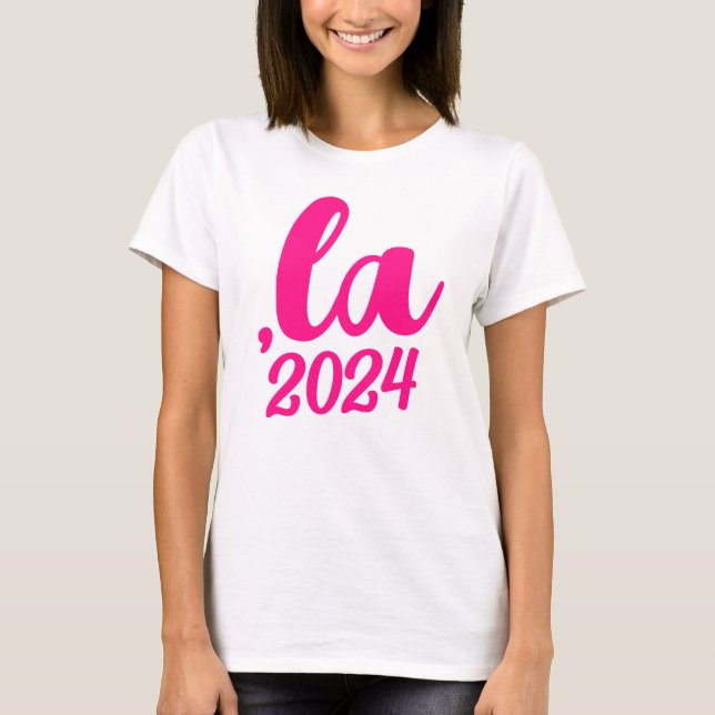 ,la Kamala kommatecken uttal 2024 shock rosa text T Shirt (Framsida)
