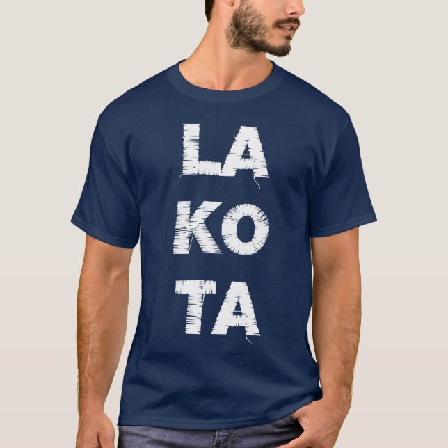 LA KO TA vit T Shirt (Framsida)