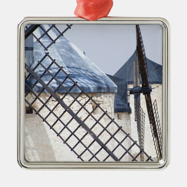 La Mancha, Spanien. Don Quixote skrynkligt lutad v Julgransprydnad Metall (Framsidan)