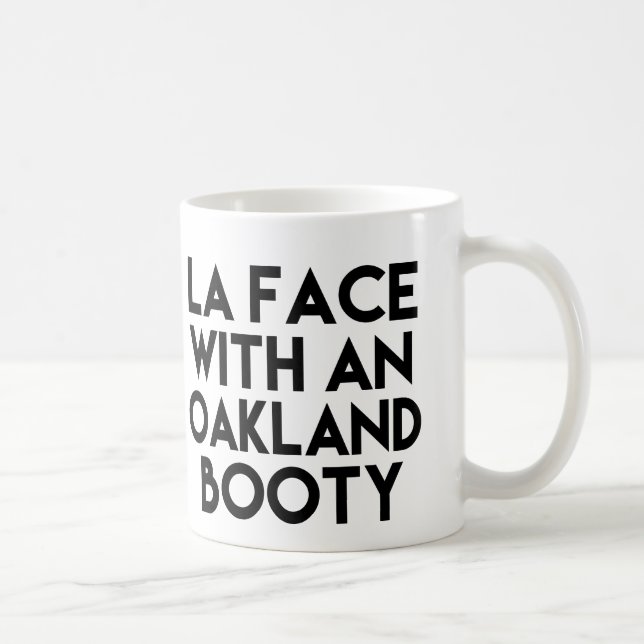 LAansikte med en mugg för Oakland bootykaffe (Höger)