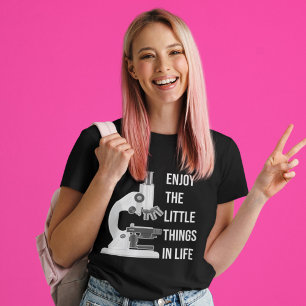 Laboratorium för biologi och mikroskop med stor b t shirt