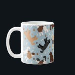 Labradoodle/Goldendoodle Bones och Tass Kaffemugg<br><div class="desc">Cute Labradoodle/Goldendoodle hundar sitter och står och välter med kräm, aprikos, choklad, svart och parti jackar med utspridda ben av hund och tassavtryck mönster.</div>