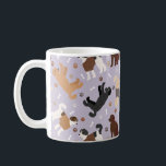 Labradoodle/Goldendoodle Bones och Tass Kaffemugg<br><div class="desc">Cute Labradoodle/Goldendoodle hundar sitter och står och välter med kräm, aprikos, choklad, svart och parti jackar med utspridda ben av hund och tassavtryck mönster.</div>
