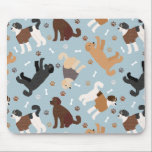 Labradoodle/Goldendoodle Bones och Tass Musmatta<br><div class="desc">Cute Labradoodle/Goldendoodle hundar sitter och står och välter med kräm, aprikos, choklad, svart och parti jackar med utspridda ben av hund och tassavtryck mönster.</div>