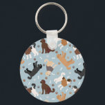 Labradoodle/Goldendoodle Bones och Tass Nyckelring<br><div class="desc">Cute Labradoodle/Goldendoodle hundar sitter och står och välter med kräm,  aprikos,  choklad,  svart och parti jackar med utspridda ben av hund och tassavtryck mönster.</div>