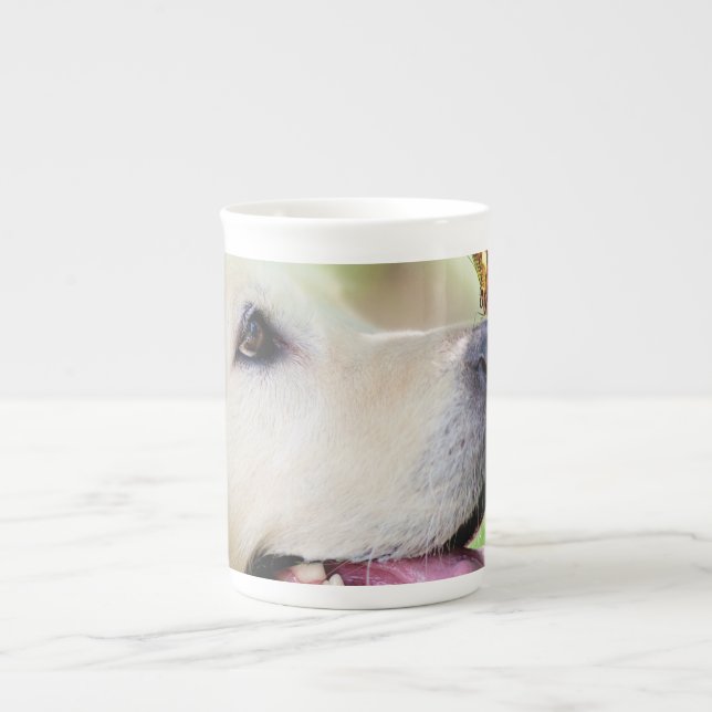 Labrador And Butterfly Throw Pillow Benporslin Mugg (Framsidan)