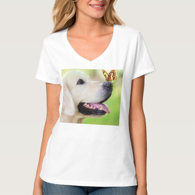 Labrador And Butterfly Throw Pillow T Shirt (Framsida)
