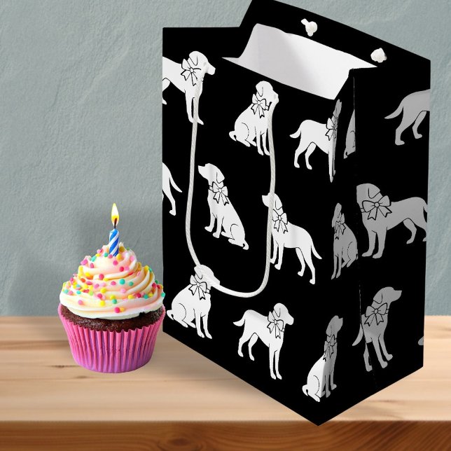Labrador Hund in Big Gift Bow (Labrador Dog In Big Gift Bow Medium Gift Bag by Ricaso. Ideal for birthdays, Valentines & more )