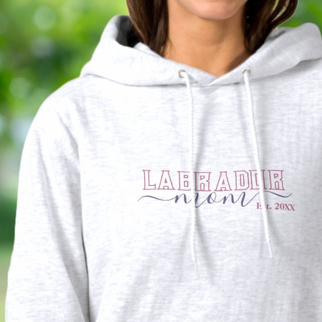 Labrador Mamma Varsity Script Etablerad T Shirt (Skapare uppladdad)