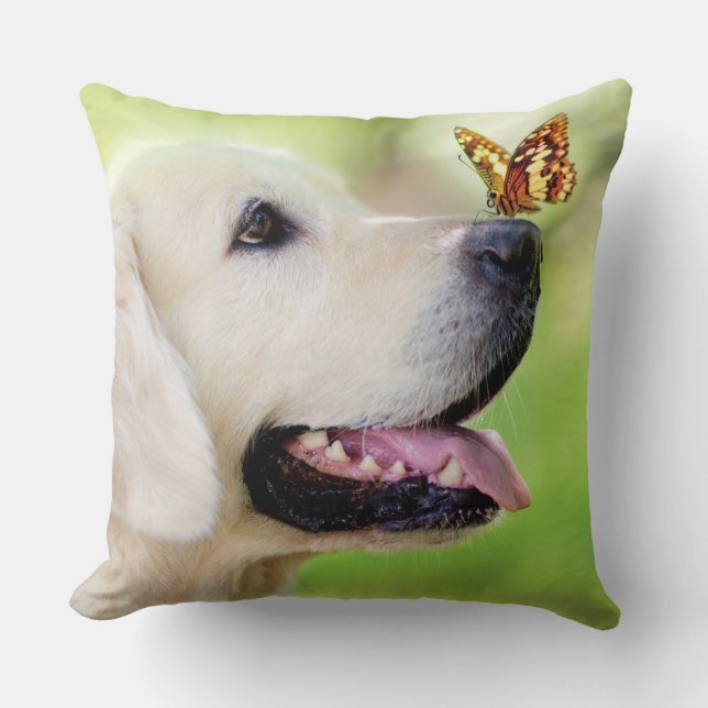 Labrador och fjäril Dekorativ kudde (Framsida)