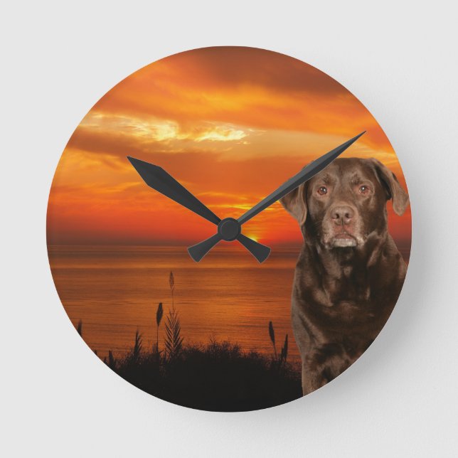 Labrador Retriever Sitta bredvid Sunset Hund Rund Klocka (Framsida)