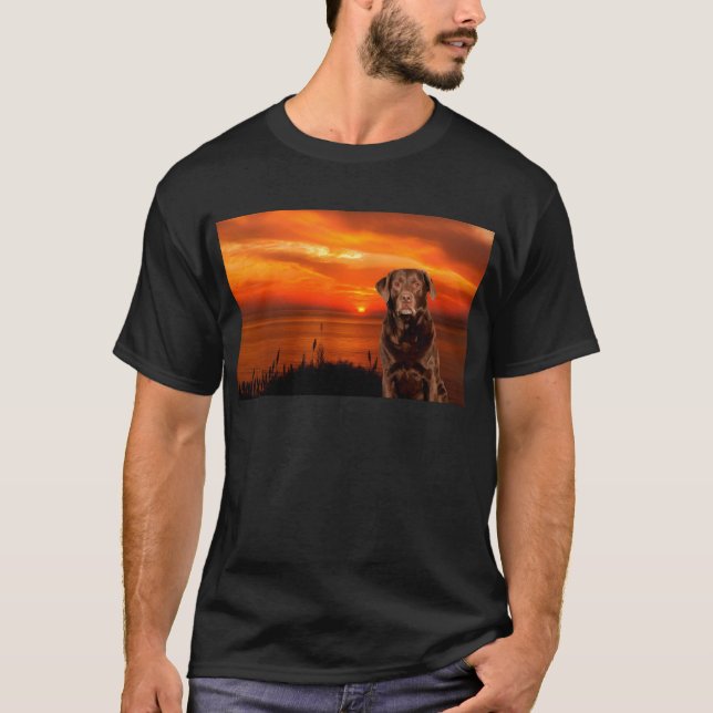 Labrador Retriever Sitta bredvid Sunset Hund T-shirt (Framsida)