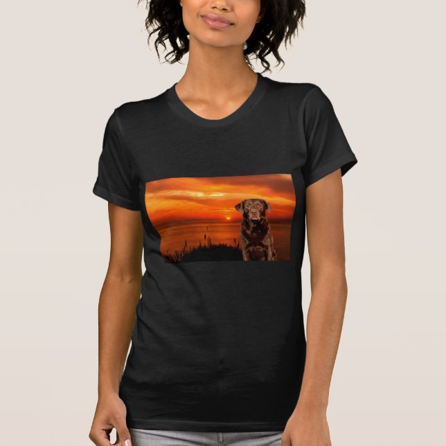 Labrador Retriever Sitta bredvid Sunset Hund T-shirt (Framsida)