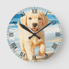 Labrador Retriever-valp på strand Rund Klocka