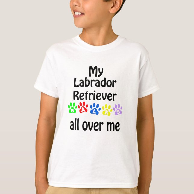 Labrador Retriever Walks Design Tee (Framsida)