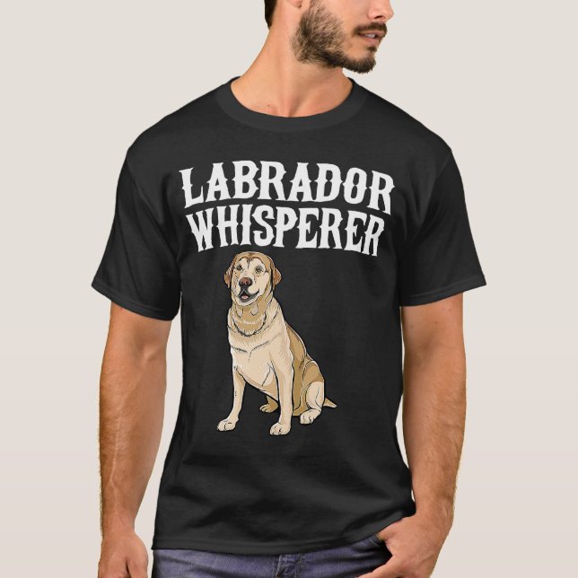 Labrador Retriever Wisperer Hund T Shirt (Framsida)