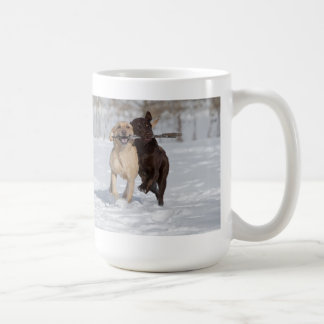 Labrador Retrievers som leker i snow.en Kaffemugg