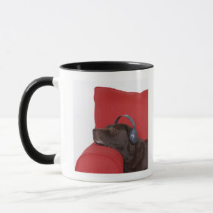 Labrador som ha på sig hörlurar som ljuger på mugg