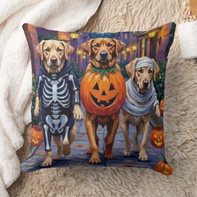Labrador som söker godis på Halloween Kudde (Filt)