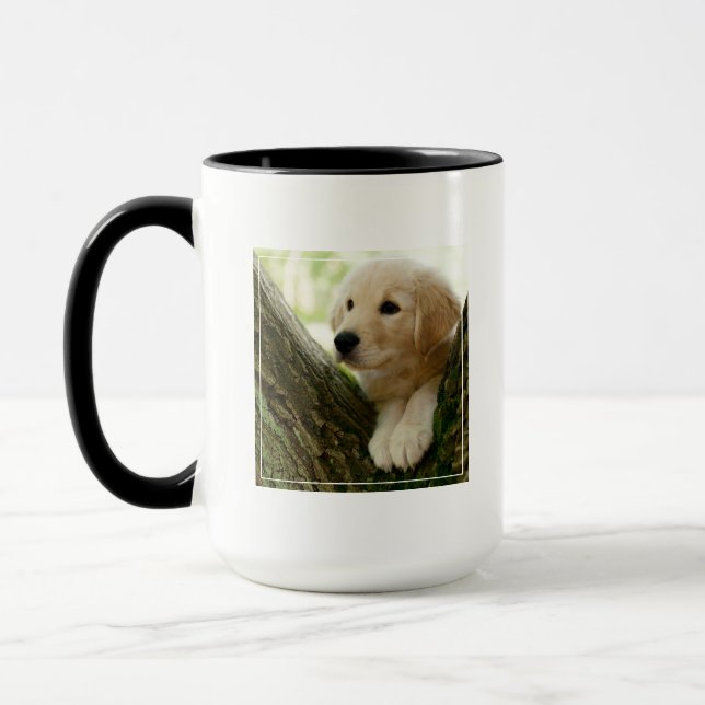 Labrador valpsitta i en skogsmarkinställning mugg (Vänster)